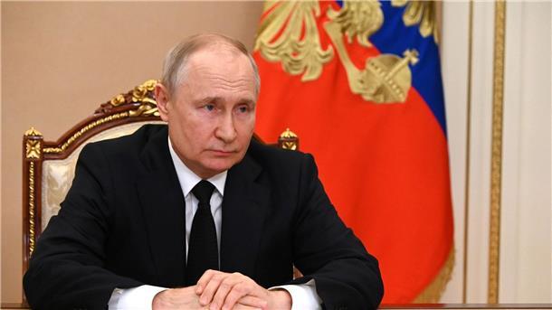 „Wollen wir wirklich, dass den Kindern in unseren Schulen von den ersten Klassen an Perversionen auferlegt werden, die zu Verfall und Aussterben führen?“: Russlands Präsident Wladimir Putin.