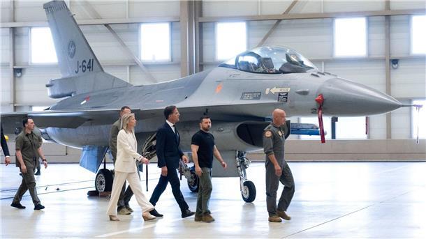 Dänemark und Niederlande sagen F-16-Kampfjets zu Wolodymyr Selenskyj (2.v.r) und Mark Rutte (M) laufen an einem F-16 Kampfjet vorbei.