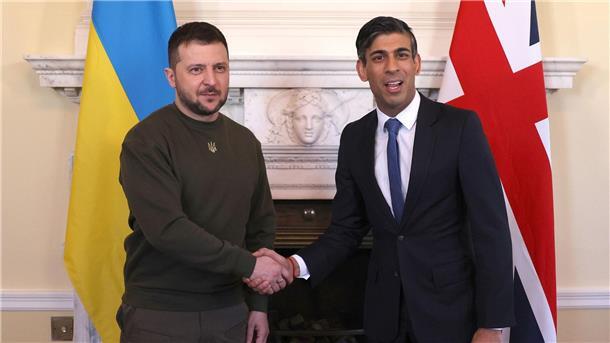 Wolodymyr Selenskyj (l.), Präsident der Ukraine und Premierminister Rishi Sunak im Februar in London.