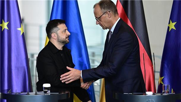 Wolodymyr Selenskyj (links) und Bundeskanzler Friedrich Merz (rechts) reisen gemeinsam zu Donald Trump in die USA.