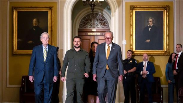 Selenskyj auf schwieriger Mission in Washington Wolodymyr Selenskyj (M) traf sich in Washington unter anderem mit Mitch McConnell (l), Minderheitsführer im Senat, und Chuck Schumer (r), Mehrheitsführer im Senat
