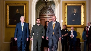 Wolodymyr Selenskyj (M) traf sich in Washington unter anderem mit Mitch McConnell (l), Minderheitsführer im Senat, und Chuck Schumer (r), Mehrheitsführer im Senat