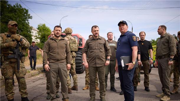 Wolodymyr Selenskyj mit Behördenvertretern in Cherson.