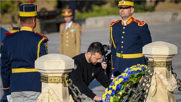 Krieg gegen die Ukraine: So ist die Lage Wolodymyr Selenskyj nimmt in Bukarest an einer Kranzniederlegung am Denkmal des Unbekannten Helden teil. Der ukrainische Präsident ist zum ersten Mal seit Beginn des russischen Angriffskriegs zu Gesprächen ins Nachbarland Rumänien gereist.