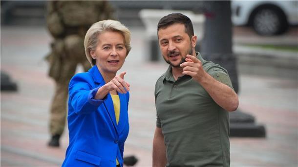 Von der Leyen lobt ukrainische Bemühungen für EU-Beitritt Wolodymyr Selenskyj (r), Präsident der Ukraine, und Ursula von der Leyen, Präsidentin der Europäischen Kommission, während ihres Treffens in Kiew.