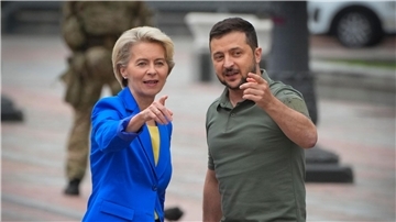 Wolodymyr Selenskyj (r), Präsident der Ukraine, und Ursula von der Leyen, Präsidentin der Europäischen Kommission, während ihres Treffens in Kiew.