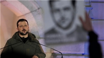 Wolodymyr Selenskyj spricht vor dem Warschauer Königsschloss.