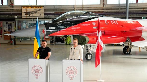 Dänemark und Niederlande sagen F-16-Kampfjets zu Wolodymyr Selenskyj und Mette Frederiksen geben auf dem Luftwaffenstützpunkt Skrydstrup eine Pressekonferenz.