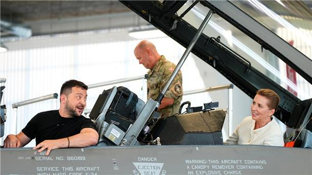 Dänemark und Niederlande sagen F-16-Kampfjets zu Wolodymyr Selenskyj und Mette Frederiksen in einem F-16-Kampfjet.