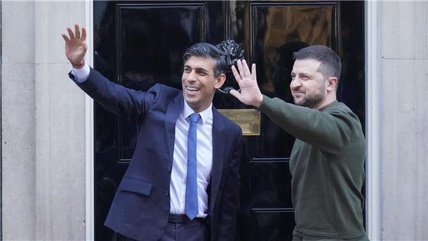 Selenskyj beschwört in Brüssel Gemeinschaft mit der EU Wolodymyr Selenskyj und Rishi Sunak (l) vor dem Amtssitz der britischen Regierungschefs in der Downing Street Nummer 10 in London.