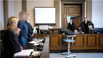  Der Angeklagte steht neben seinen Verteidigern Daniela Post (l) und René Lancker vor dem vorsitzenden Richter Volker Stronczyk (r) im Gerichtssaal vom Landgericht Verden. 