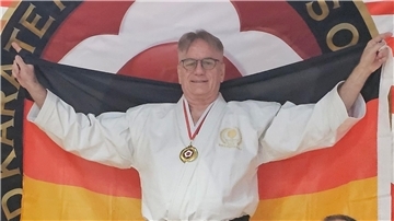 World Cup Sieger Holger Horn mit Fahne.
