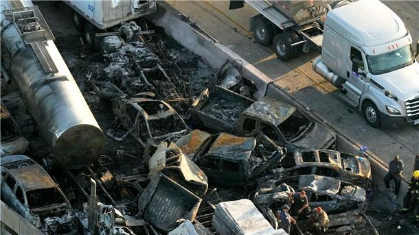 USA: Sieben Tote bei Unfall-Inferno mit 158 Fahrzeugen Wrackteile nach der Massenkarambolage auf der Interstate 55 Schnellstraße in Manchac, Louisiana.