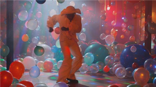 Wu Tsangs Filmessay „Into A Space of Love“ entführt die Zuschauer in die laute Subkultur New Yorks.