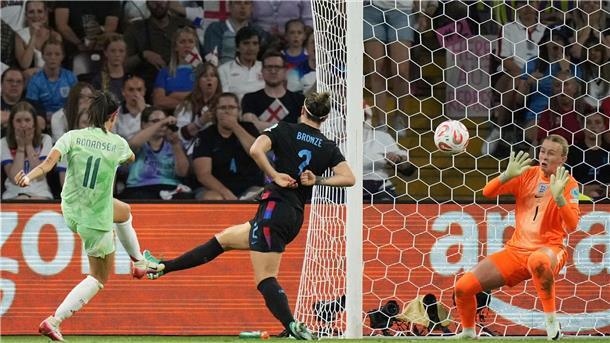 Wuchtiger Schuss: Barbara Bonansea trifft zum 1:0 für Italien.