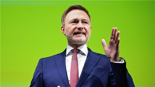 Lindner fordert schnellen Bürokratieabbau für Unternehmen Würde die Koalition ihre eigenen Beschlüsse umsetzen, würden Betriebe Bürokratiekosten in Milliardenhöhe einsparen, so FDP-Chef Christian Lindner.