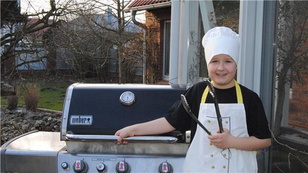 Würstchen für den guten Zweck. Der achtjährige Til Koschuth organisierte eine Spendenaktion für die Ukraine.