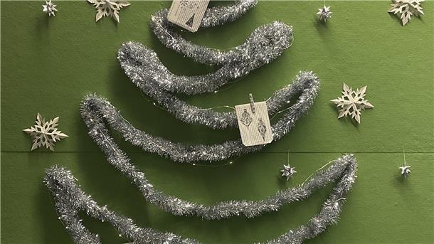Wunschbaum in der Bibliothek der Samtgemeinde Zeven während er Vorweihnachtszeit.
