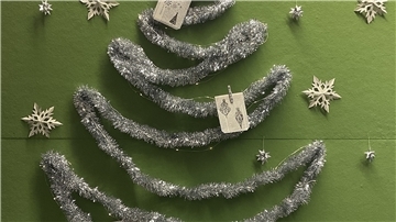 Wunschbaum in der Bibliothek der Samtgemeinde Zeven während er Vorweihnachtszeit.