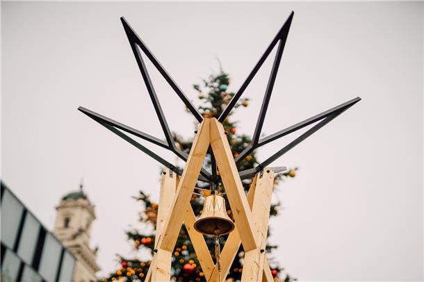 Wunschglocke auf dem Freiheitsplatz: Hier können Einheimische und Besucher an ihre Sehnsüchte denken und hoffen, dass sie sich erfüllen.