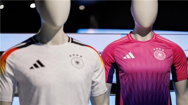 Wurde kontrovers diskutiert: die Farbwahl des neuen Pink und lilafarbenen Auswärtstrikots der deutschen Fußballnationalmannschaft (r).