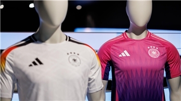 Wurde kontrovers diskutiert: die Farbwahl des neuen Pink und lilafarbenen Auswärtstrikots der deutschen Fußballnationalmannschaft (r).