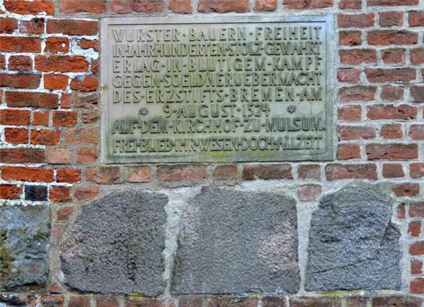 Diese Tafel an der Mulsumer Kirche erinnert an die Schlacht vor 500 Jahren.