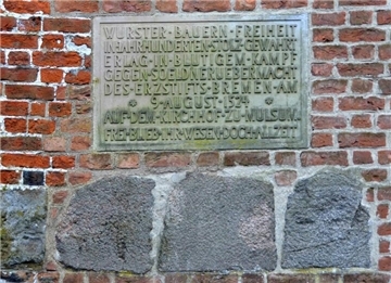 Diese Tafel an der Mulsumer Kirche erinnert an die Schlacht vor 500 Jahren.