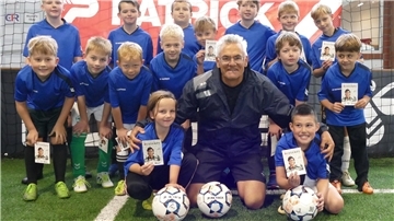 Wynton Rufer hatte Autogramme von Chris Wood dabei, der die Fußballschule des Ex-Werder-Profis besucht hat und jetzt in der Premier League bei Nottingham Forrest spielt.