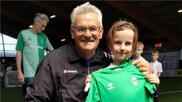 Wynton Rufer mit der achtjährigen Melina Kraft.