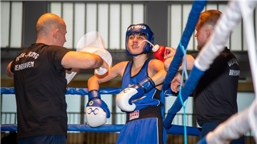 Xavier Ashrafi (WBR) feierte ein gelungenes Debüt im Ring. In der Pause machen Vitalij Tschechowski (li.) und Viktor Schönknecht ihn fit.