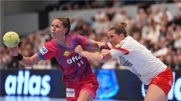 Deutsche Handballerinnen unterliegen Dänemark Xenia Smits (l) und die Dänin Rikke Iversen kämpfen um den Ball.