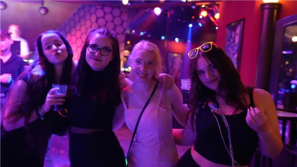 XXL-Flirtparty in Janssens Tanzpalast in Lüdingwort: Da ist gute Laune und viel ...