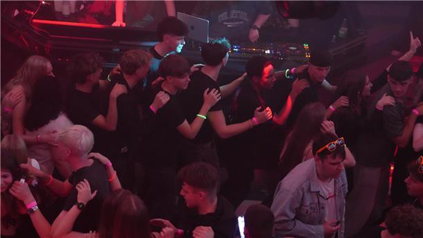 XXL-Flirtparty in Janssens Tanzpalast in Lüdingwort: Da ist gute Laune und viel ...