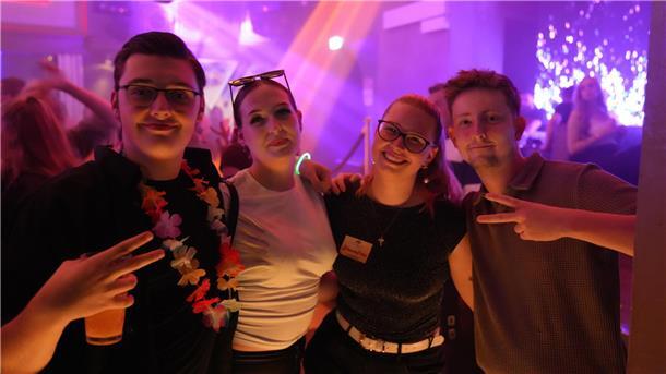 XXL-Flirtparty in Janssens Tanzpalast in Lüdingwort: Da ist gute Laune und viel ...