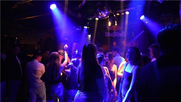 XXL-Flirtparty in Janssens Tanzpalast in Lüdingwort: Da ist gute Laune und viel ...