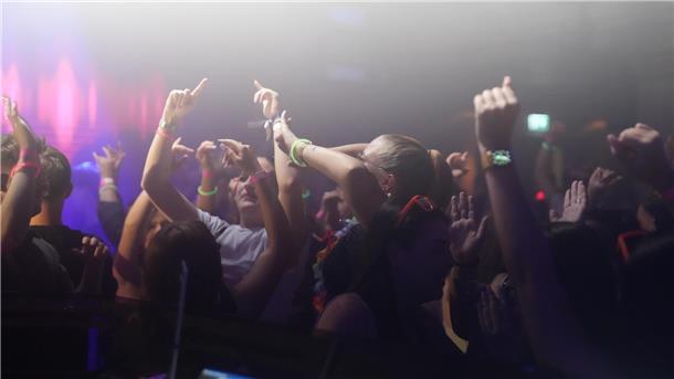 XXL-Flirtparty in Janssens Tanzpalast in Lüdingwort: Da ist gute Laune und viel ...