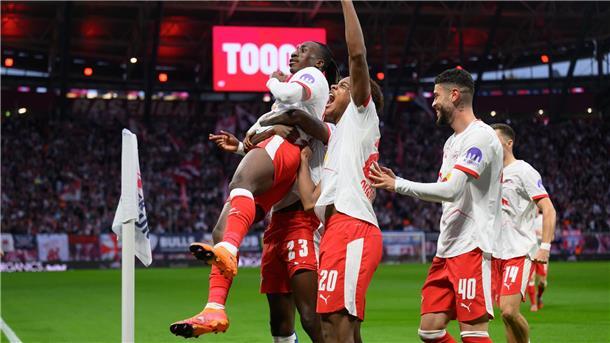 Yan Diomande (l-r), Castello Lukeba, Assan Ouédraogo und Romulo jubeln nach dem 1:0.