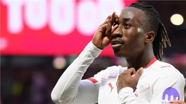 Yan Diomande (RB Leipzig) jubelt nach dem 1:0 gegen Stuttgart.