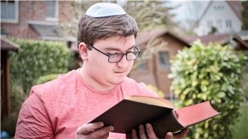 Yannick Christopher Kastens ist in vielen Punkten ein ungewöhnlicher junger Mann. Er beherrscht zum Beispiel sieben Sprachen, erkundet Friedhöfe und ließt die Thora.