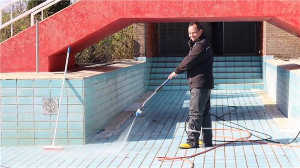 Yargo Tangelder packt an. Seit 1. April ist der 37-jährige Badleiter in Wilstedt. Bis zum Saisonstart in einigen Wochen muss das Bad gereinigt und es müssen Frostschäden beseitigt werden.
