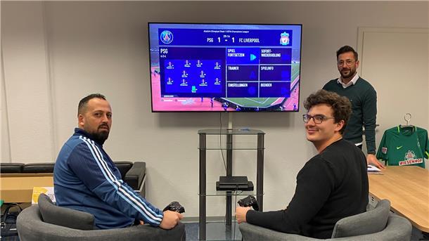 Yasin Güngür (links), Vorsitzender des TuS Einswarden, und Victor Krippner, Spartenleiter der E-Sport-Sparte des Vereins, spielen eine Runde Fifa. Ahmet Akdogan möchte die neue Sparte unterstützen.