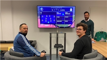Yasin Güngür (links), Vorsitzender des TuS Einswarden, und Victor Krippner, Spartenleiter der E-Sport-Sparte des Vereins, spielen eine Runde Fifa. Ahmet Akdogan möchte die neue Sparte unterstützen.