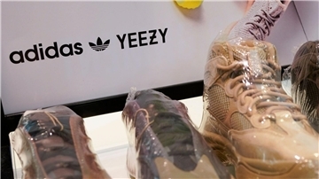 Yeezys von Adidas sind in einem Sneaker-Wiederverkaufsladen ausgestellt.