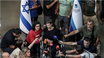 Yocheved Lifschitz (M), eine der von der Hamas freigelassenen Geiseln, spricht einen Tag nach ihrer Freilassung.