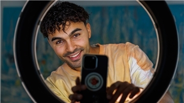Younes Zarou folgen mehr als 50 Millionen Menschen auf Tiktok.