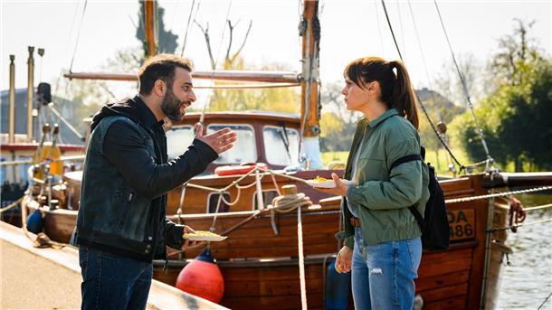 Yunus Özlügül (Yunus Cumartpay) ist sauer, weil seine Schwester Süher Özlügül (Sophie Dal) ihn verdächtigt, in den Mordfall verstrickt zu sein.