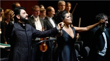Yusif Eyvazov (l-r), in der Rolle des Maurizio, Anna Netrebko, in der Rolle der Adriana Lecouvreur.