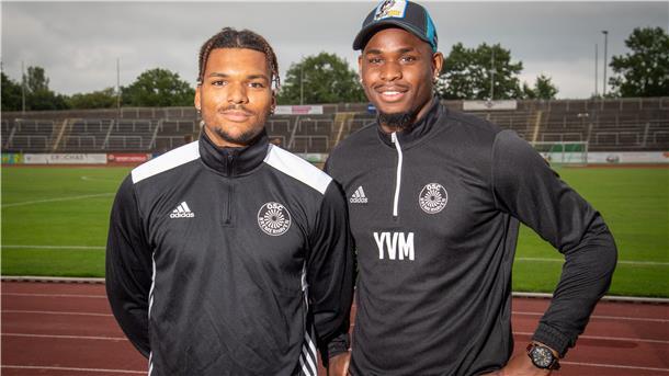 Yves Mfumu (rects) vom SC Weiche Flensburg 08 und Francis Onwuzo von Teutonia Ottensen verstärken den OSC Bremerhaven.