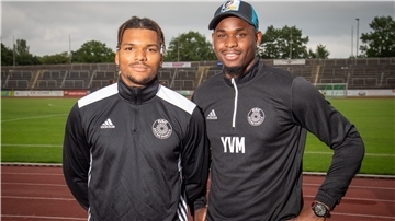 Yves Mfumu (rects) vom SC Weiche Flensburg 08 und Francis Onwuzo von Teutonia Ottensen verstärken den OSC Bremerhaven.
